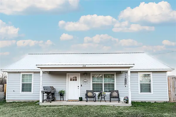 212 E Clay Street, Bowie, TX 76230
