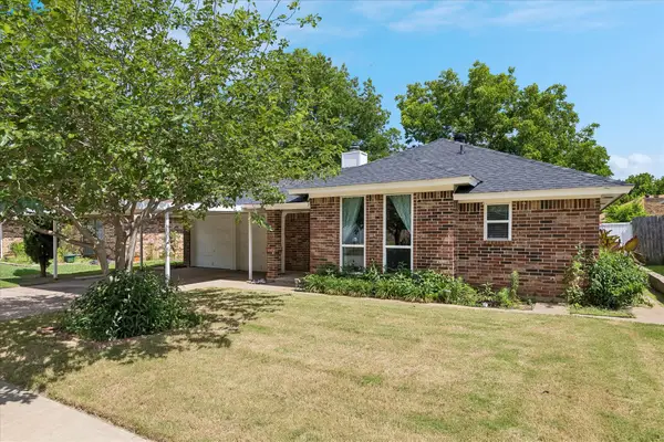 1129 W Hills Terrace, Saginaw, TX 76179