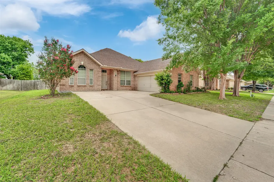 824 Duck Pond Dr, Grand Prairie, TX 75052 - #2