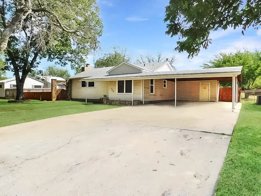 135 Summitt Avenue, Graham, TX 76450 - #2