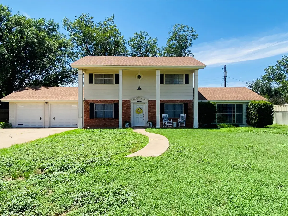 661 S 11th Avenue, Munday, TX 76371 - #1