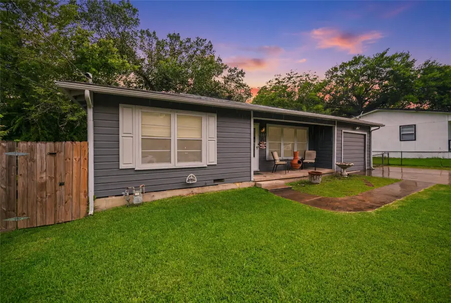 1307 N Gaines Street, Ennis, TX 75119 - #2
