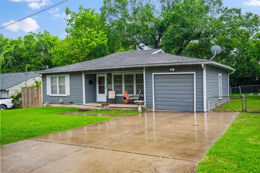 1307 N Gaines Street, Ennis, TX 75119 - #3