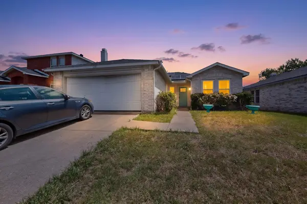 212 Crystalwood Drive, Mesquite, TX 75149