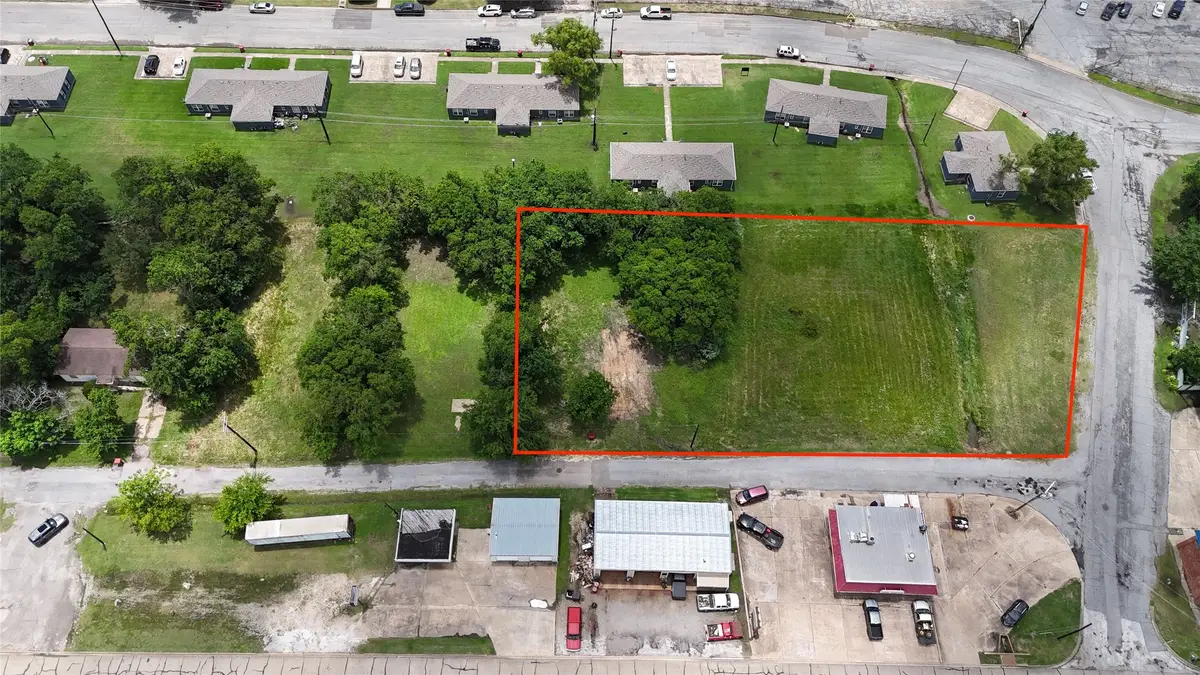 808 E Third St, Bonham, TX 75418 - #1