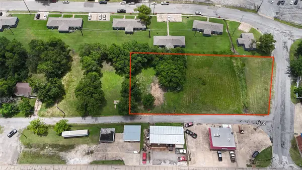 808 E Third St, Bonham, TX 75418