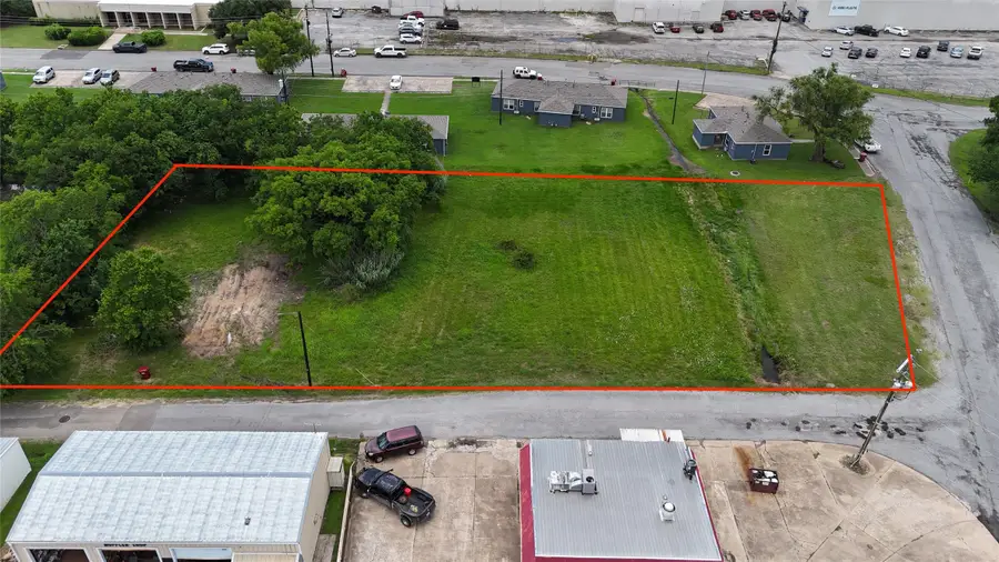 808 E Third St, Bonham, TX 75418 - #2