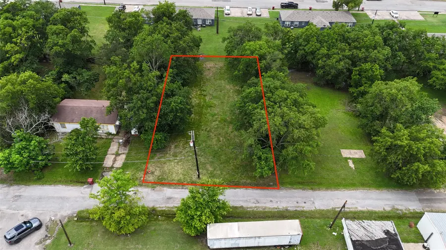 808 E Third St, Bonham, TX 75418 - #3