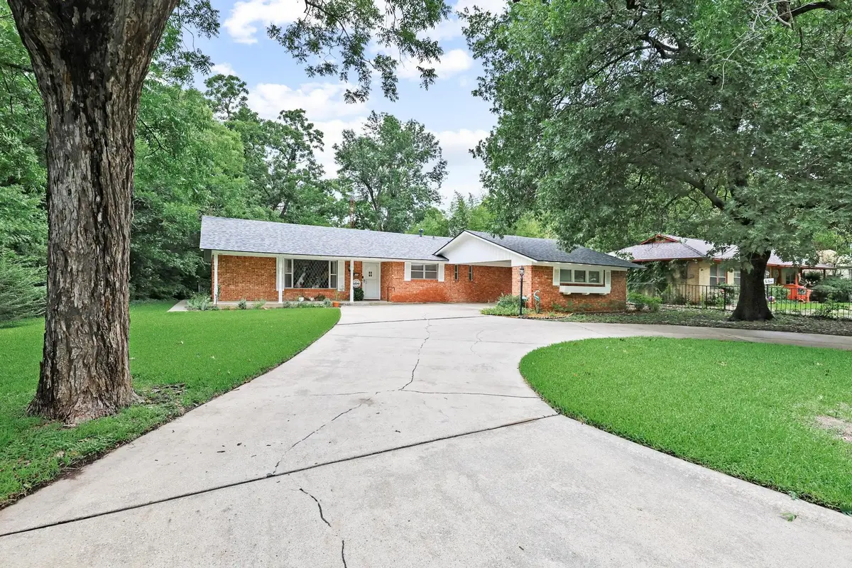 111 W Tennie Street, Gainesville, TX 76240 - #1