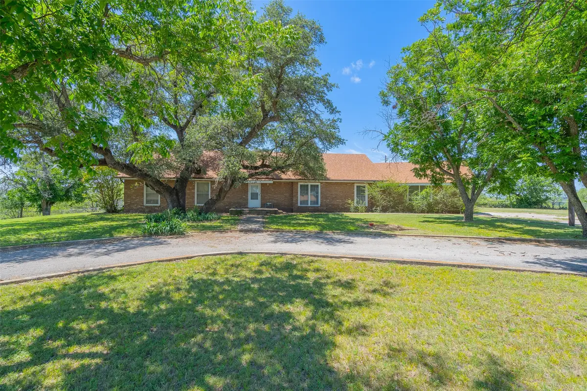 908 W Barnes Avenue, Comanche, TX 76442 - #1