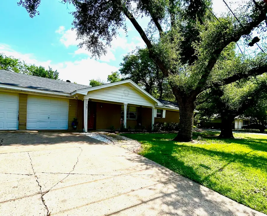 307 E 5th Street, Kaufman, TX 75142 - #2