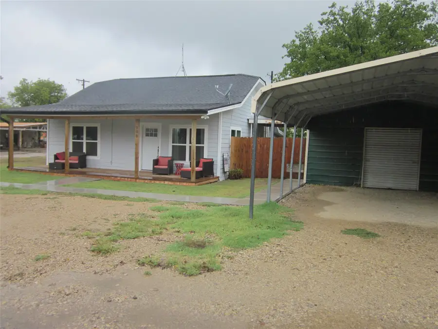900 Gordon Avenue, Albany, TX 76430 - #2
