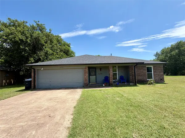 1225 Sandstone Drive, Cleburne, TX 76033