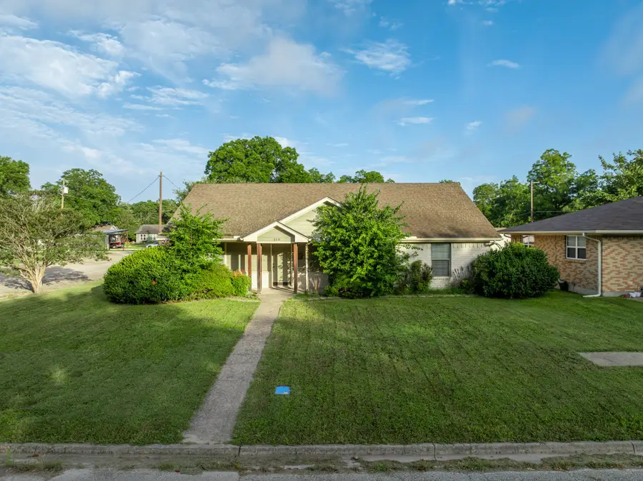 210 S Reagan Street, West, TX 76691 - #2