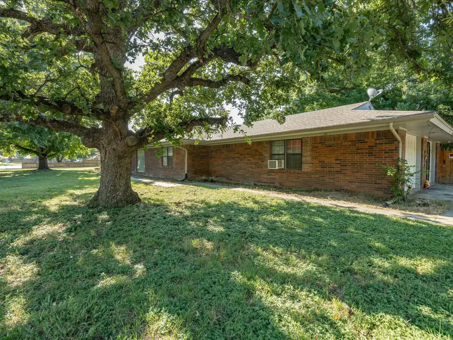 901 Pebble Street, Bowie, TX 76230 - #2