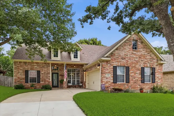 523 Clancy Lane, Lake Dallas, TX 75065