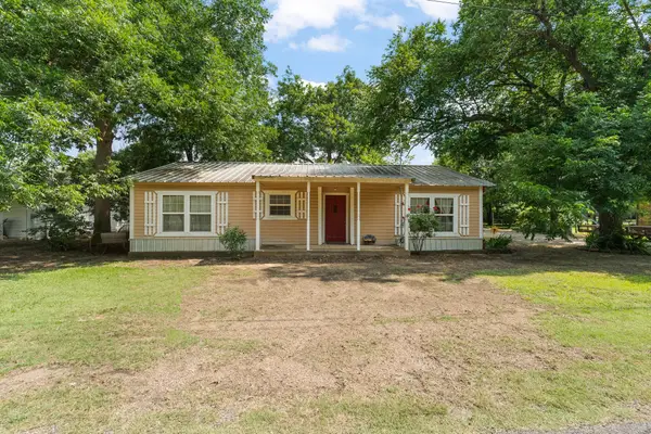 402 College Street, Grandview, TX 76050
