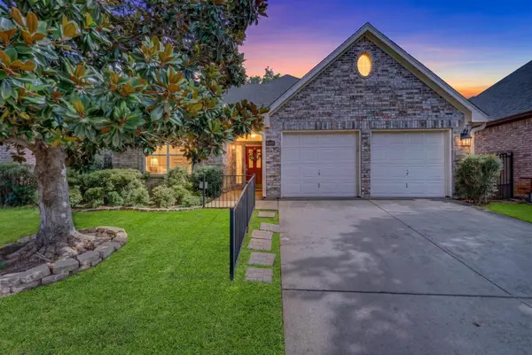 3208 Village Oak Drive, Arlington, TX 76017