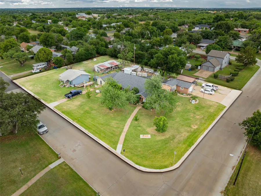 1211 W Hullum Street, Breckenridge, TX 76424 - #2