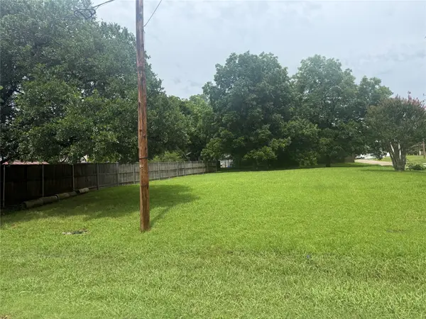 000 Manson Street, Wolfe City, TX 75496