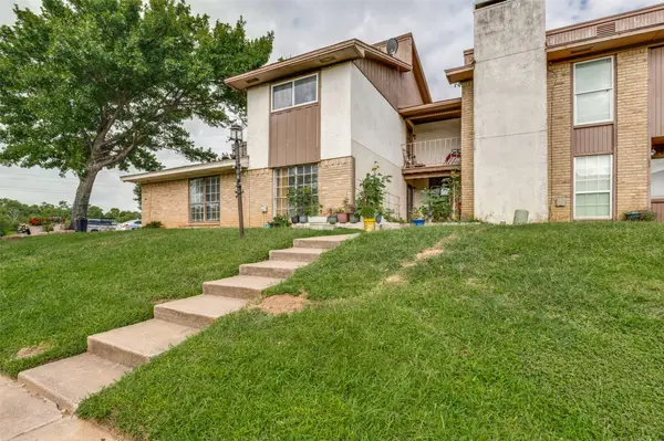 1402 S Carrier Parkway #202, Grand Prairie, TX 75051