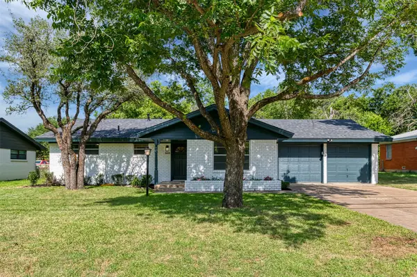 1138 Usher Street, Benbrook, TX 76126