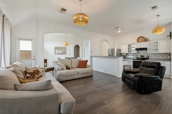 902 Cutting Horse Drive, Mansfield, TX 76063