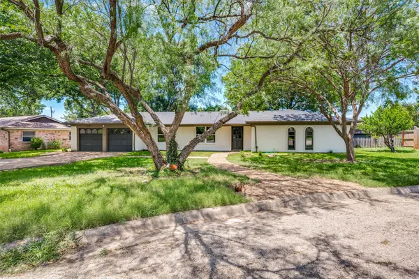 1113 Heather Court, Benbrook, TX 76126