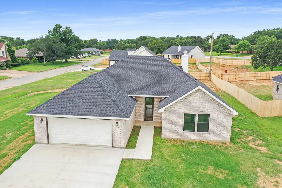 1607 W College, Jacksboro, TX 76458 - #1