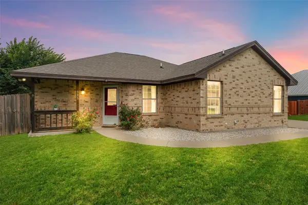 305 Ashwood Street, Azle, TX 76020
