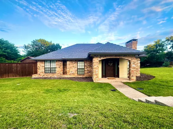 8712 Lake Country Drive, Fort Worth, TX 76179