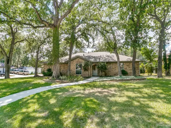 2201 Cambridge Drive, Hurst, TX 76054