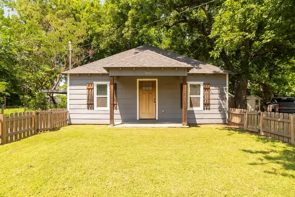 205 E Nelson Street, Bowie, TX 76230