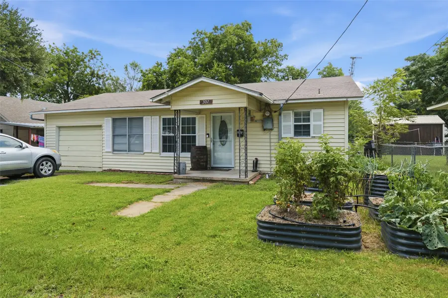 307 W Goddard Street, West, TX 76691 - #2