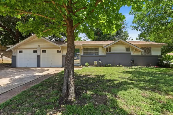 800 Belaire Drive, Burleson, TX 76028