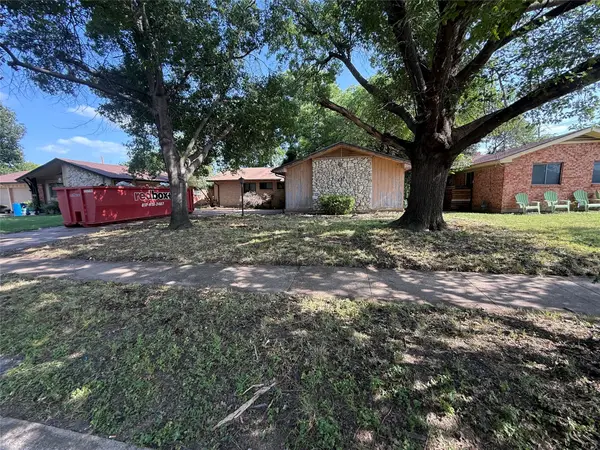 737 Blueberry Lane, Grand Prairie, TX 75052