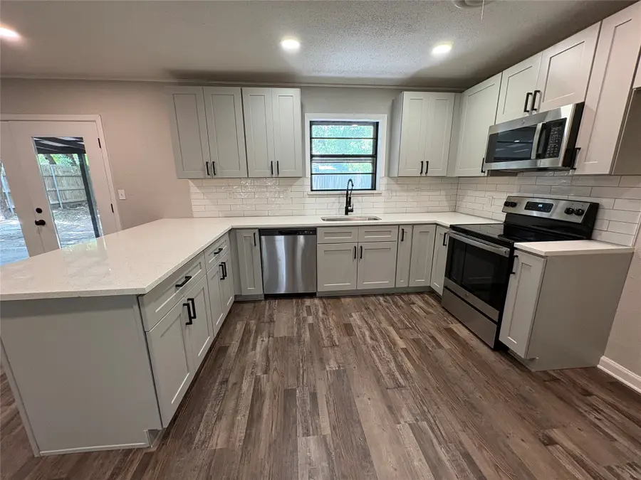 607 S Broad Street, Saint Jo, TX 76265 - #2