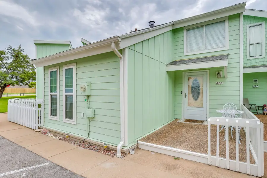 624 Harbor Circle, Azle, TX 76020 - #2