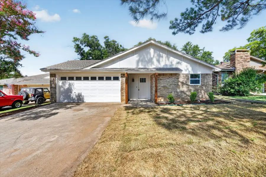 24 Oakmont Court, Pantego, TX 76013 - #2