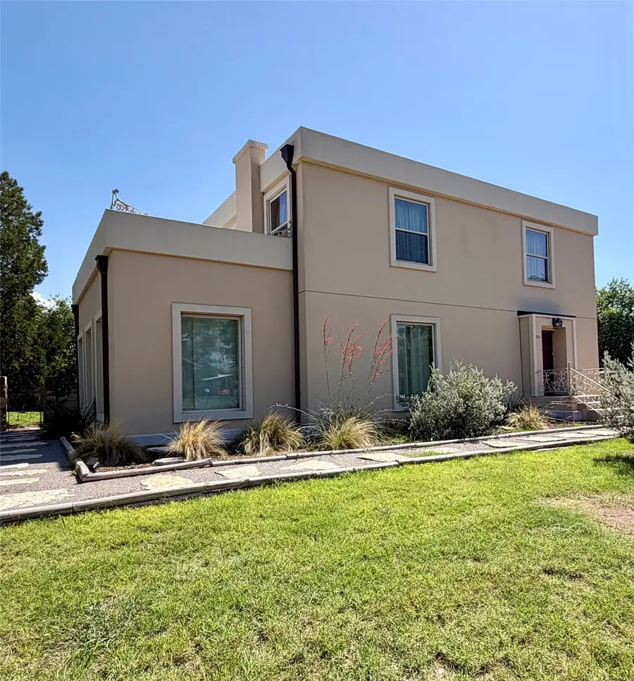 901 W Third Street, Quanah, TX 79252 - #2