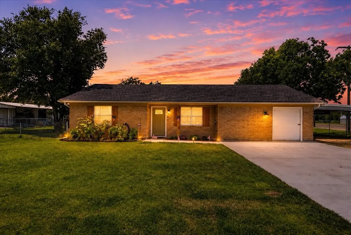 703 N Gilmer Avenue, Dawson, TX 76639 - #1