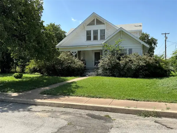 300 E Grand Avenue, Comanche, TX 76442