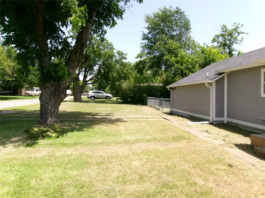 419 W Evans Avenue, Bonham, TX 75418 - #3