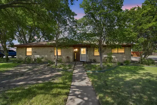 300 Pebble Creek Lane, Red Oak, TX 75154