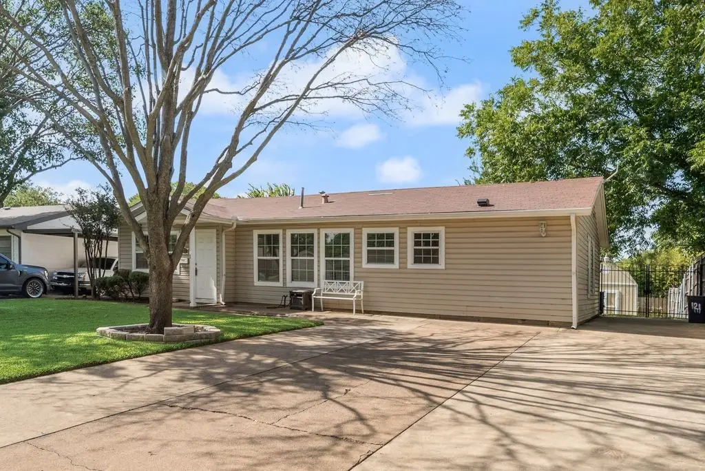 121 Dallas Drive, Euless, TX 76039 - #1