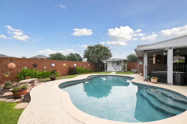 568 Willowview Drive, Saginaw, TX 76179