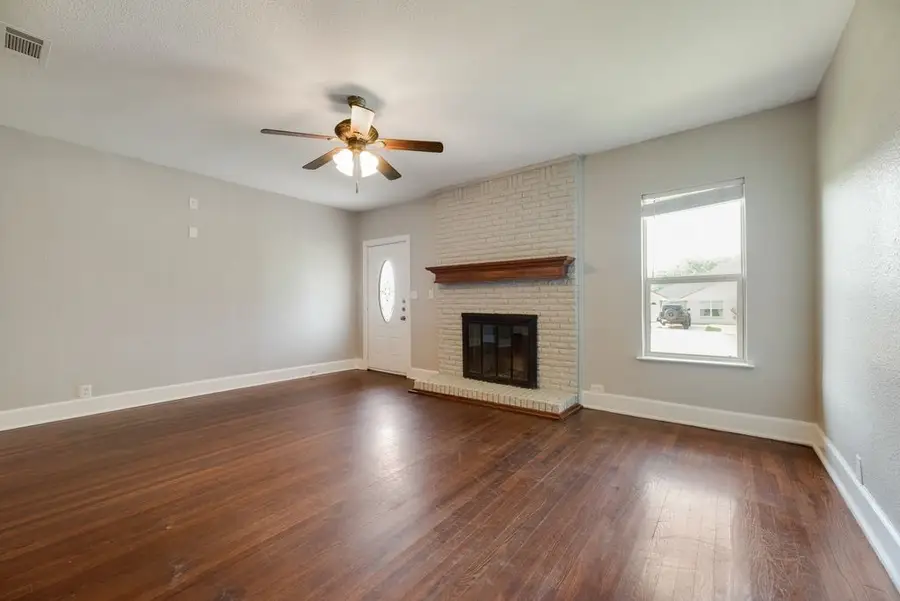 604 Casa Linda Street, Ennis, TX 75119 - #3
