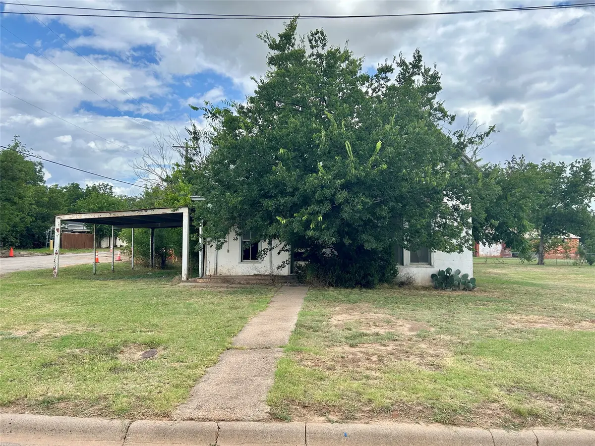 916 W Mesquite Street, Coleman, TX 76834 - #1