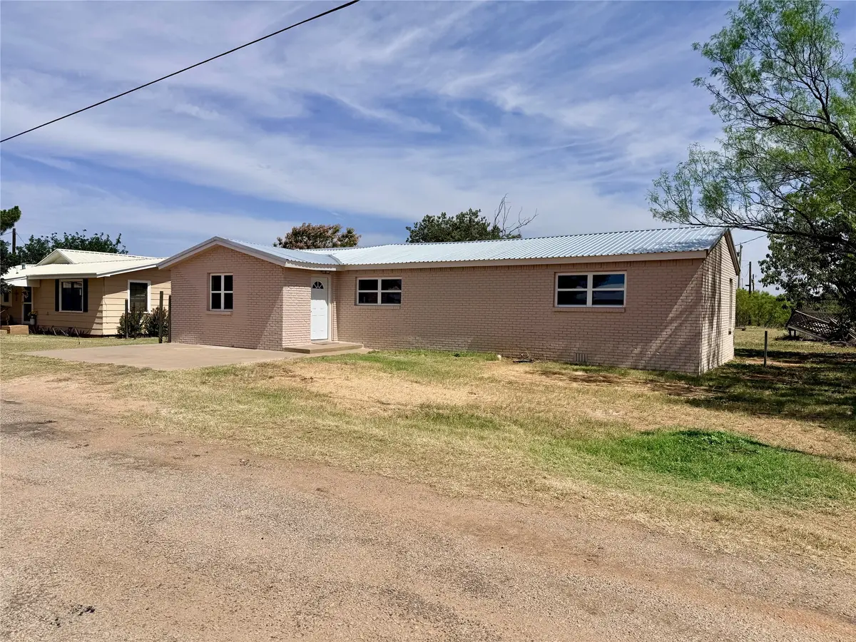 424 W Santa Fe Avenue, Aspermont, TX 79502 - #1