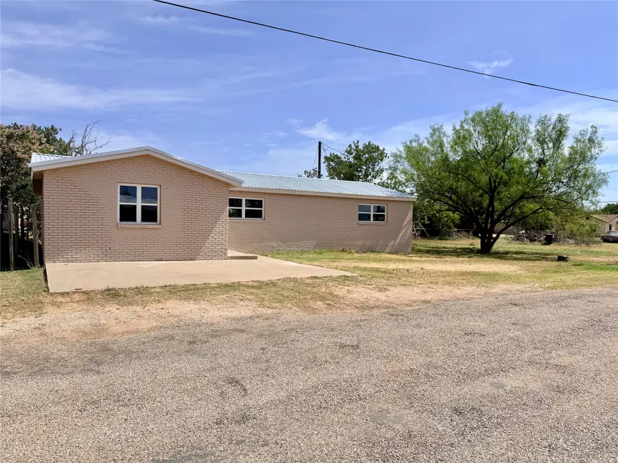 424 W Santa Fe Avenue, Aspermont, TX 79502 - #2